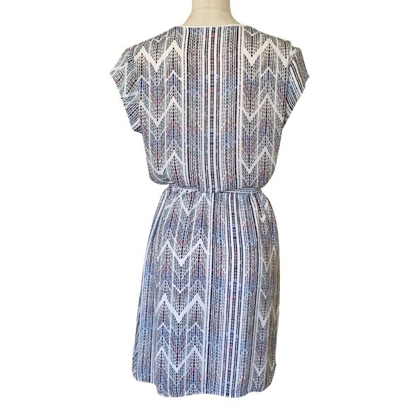 DR2 Chevron Print Belted Dress Size S Stretch Waist Short Sleeve Knee Length - Picture 6 of 8